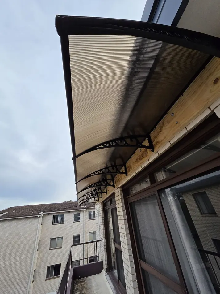 Polycarbonate Patio Cover: polycarbonate awning fitted with decorative brackets